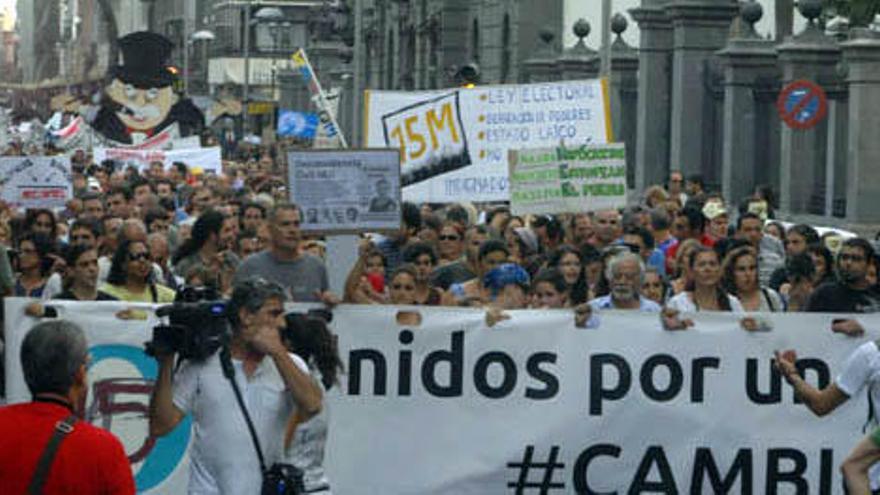 Cabecera de la manifestación a su paso por la calle Mayor de Triana, ayer en Las Palmas de Gran Canaria. i  JUAN CARLOS CASTRO