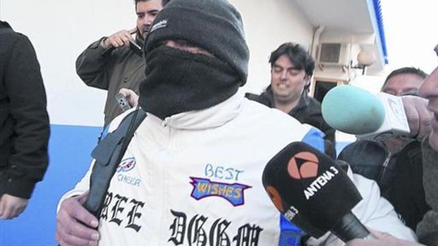 Miguel Ricart, a la salida de la prisión, rodeado de medios de comunicación que buscan sus declaraciones.