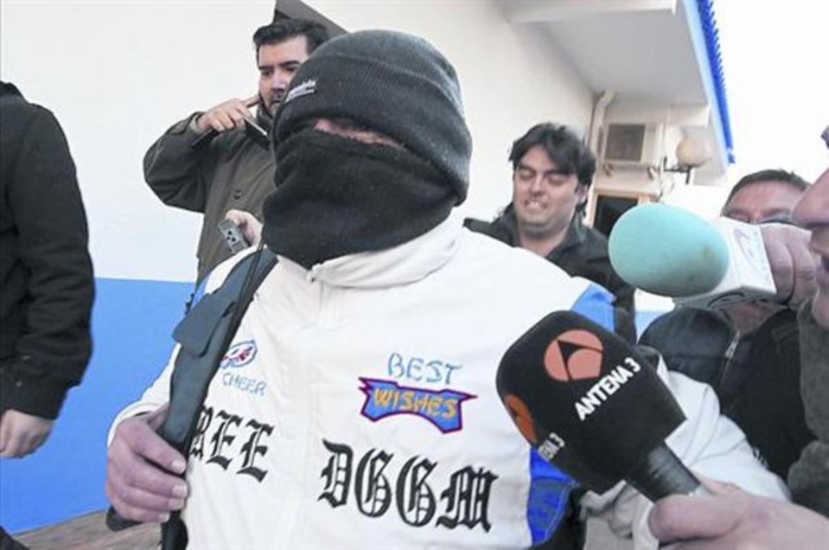 Miguel Ricart, a la salida de la prisión, rodeado de medios de comunicación que buscan sus declaraciones.