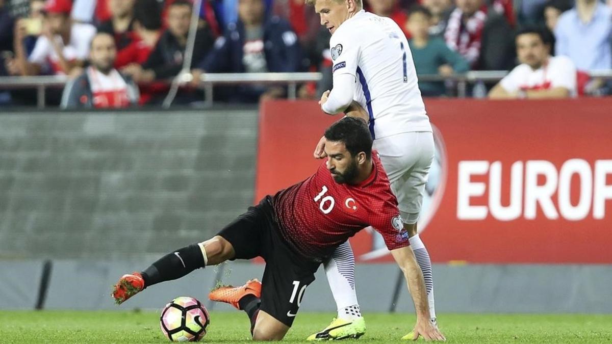 Arda Turan intenta controlar un balón en el duelo con la selección finlandesa en Antalya.