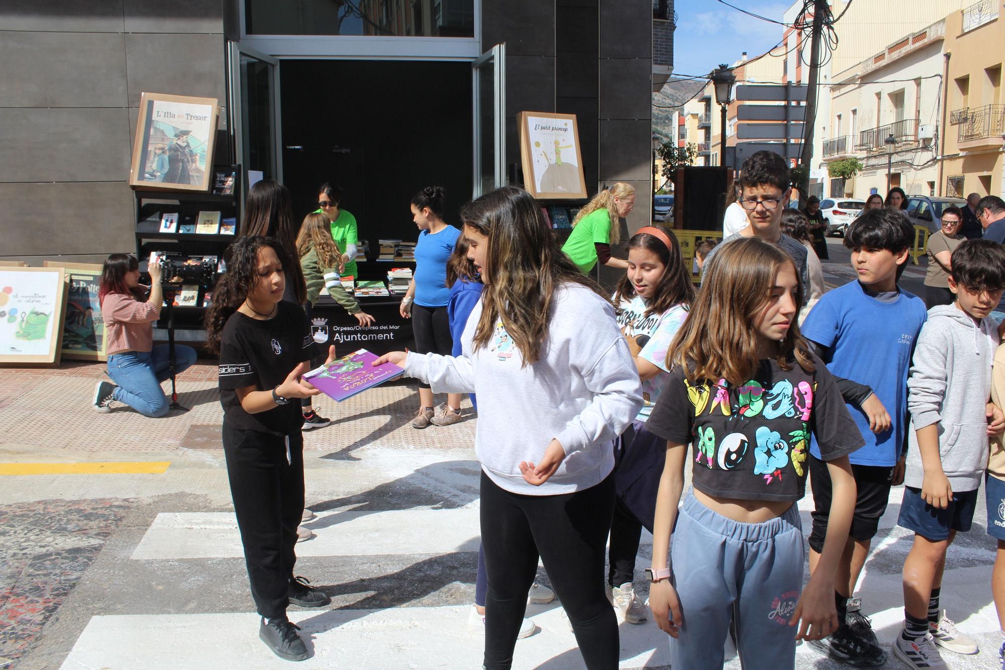 Cadena humana en Orpesa para trasladar libros a la nueva biblioteca