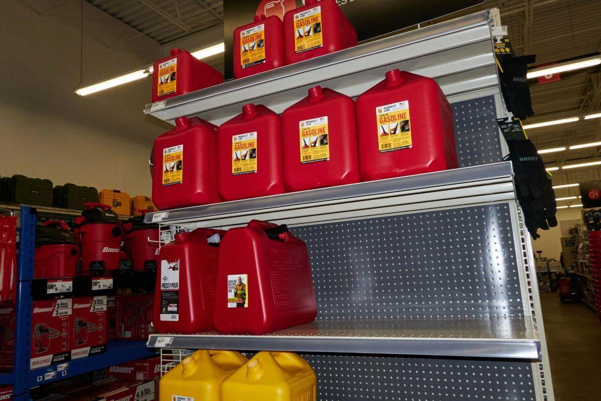 Muchas personas acumulan gasolina ante la escalada de los precios de los combustibles.