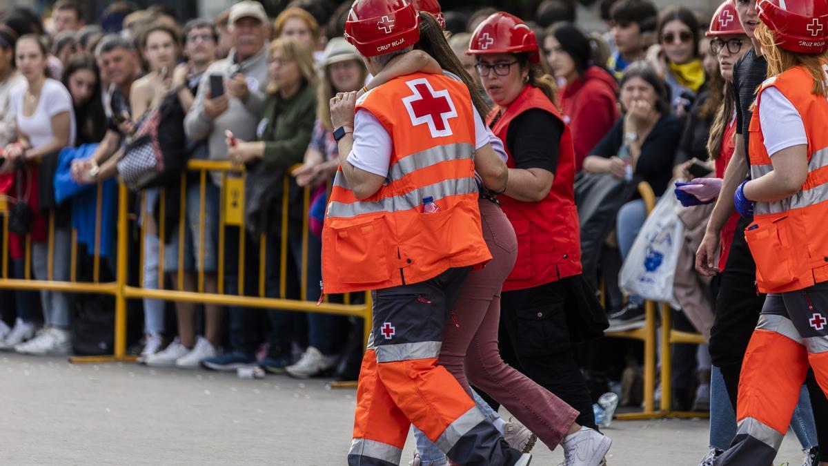 Cruz Roja atiende a una mujer durante la mascletà.