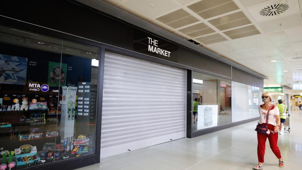 Una tienda cerrada en el aeropuerto de Ibiza