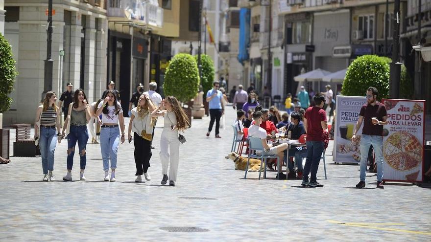 Peatones disfrutan en las calles de Cartagena.