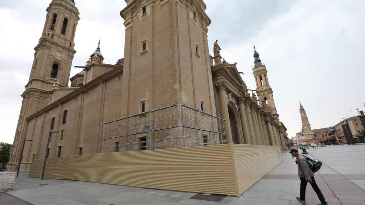 Comienza el montaje de los andamios en la Basílica del Pilar de Zaragoza.
