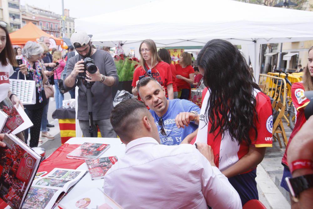 Eloi Amagat i Àlex Granell signen llibres i samarretes per Sant Jordi