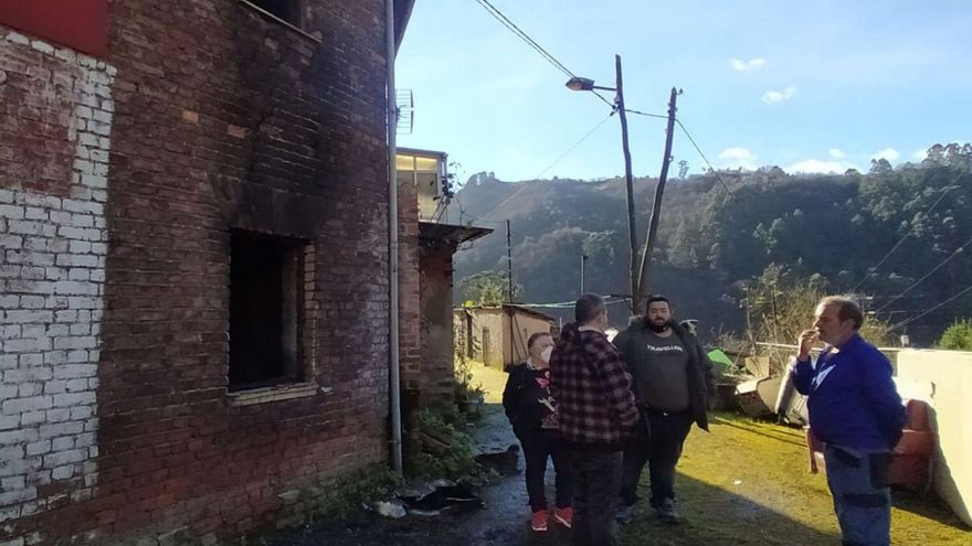 Los vecinos del mierense que murió al arder su casa: “Le escuchamos pedir auxilio, pero el fuego se propagó muy rápido”