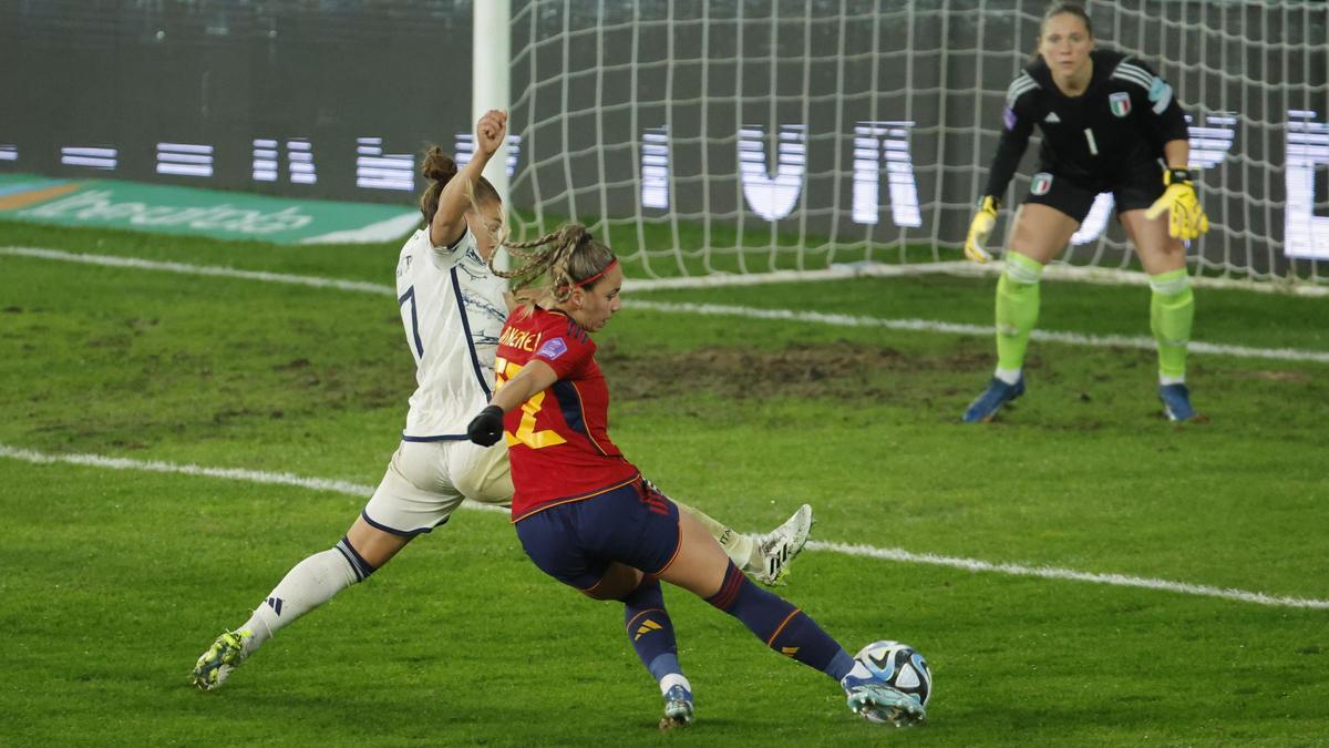 Athenea del Castillo anota el 1-0 de España a Italia en la primera mitad.