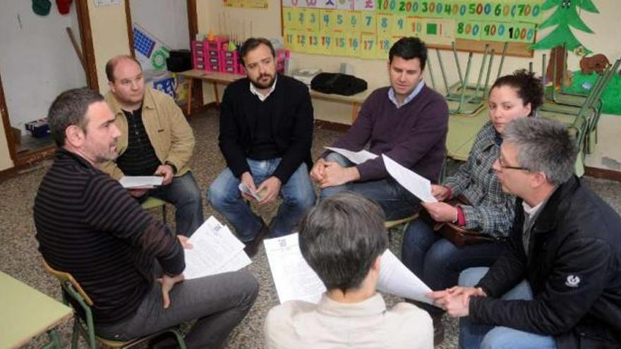 López, junto a Da Torre, Cuiña, González y Vila, en el colegio público de Dozón.  // Bernabé/Javier Lalín