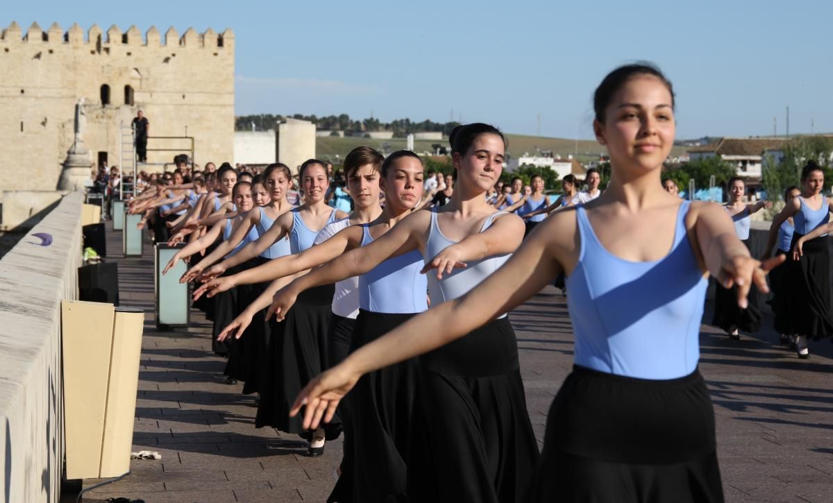 El baile se funde con la historia