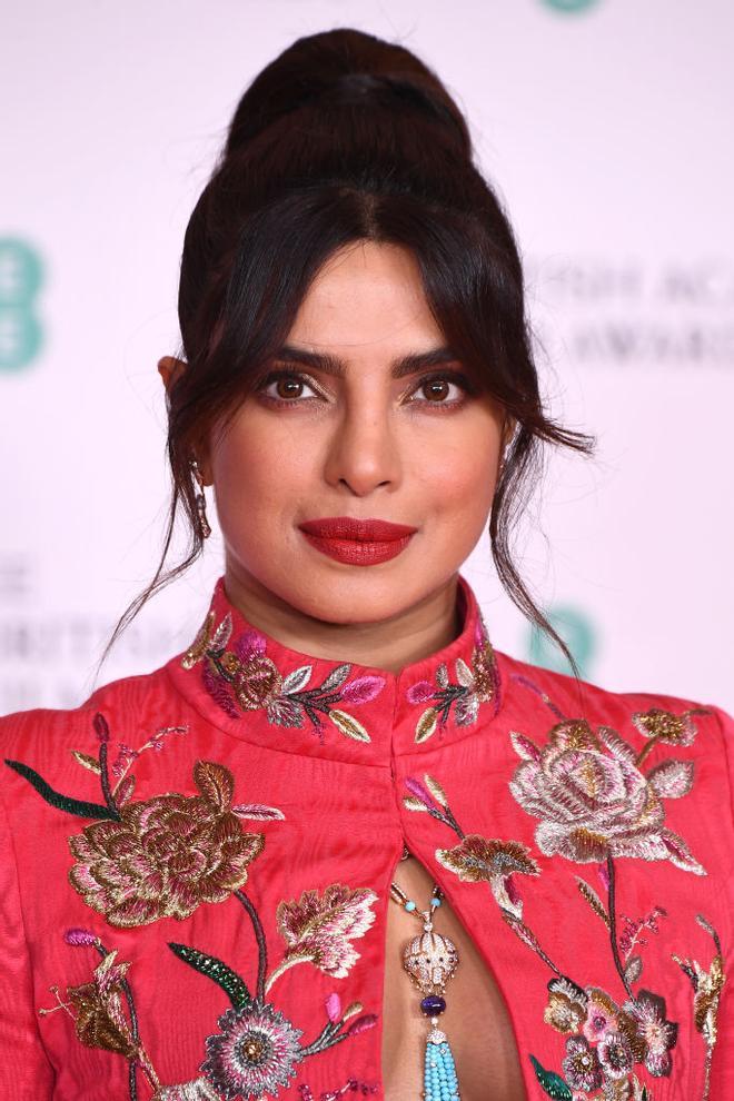 Priyanka Chopra con recogido y flequillo largo