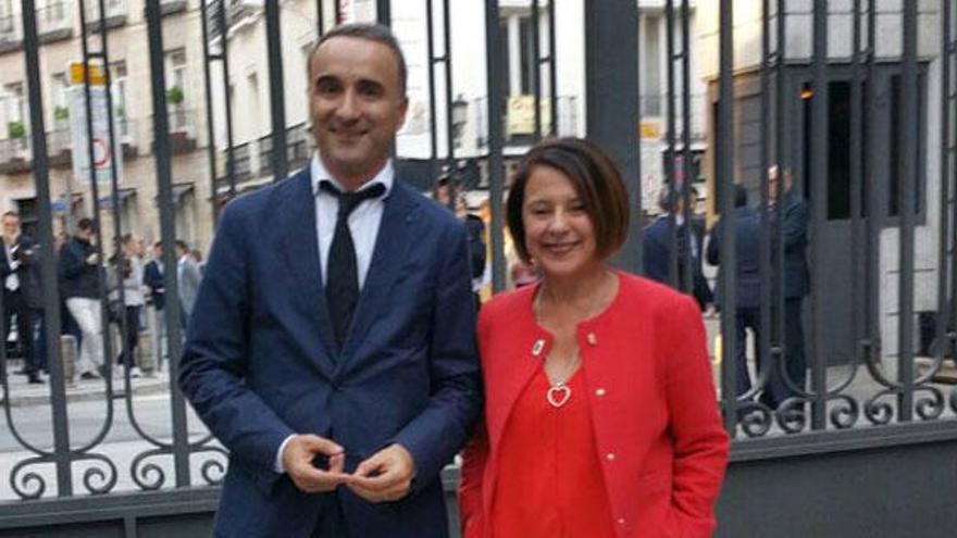 Sofia Hernanz y Pere Joan Pons frente al Congreso.