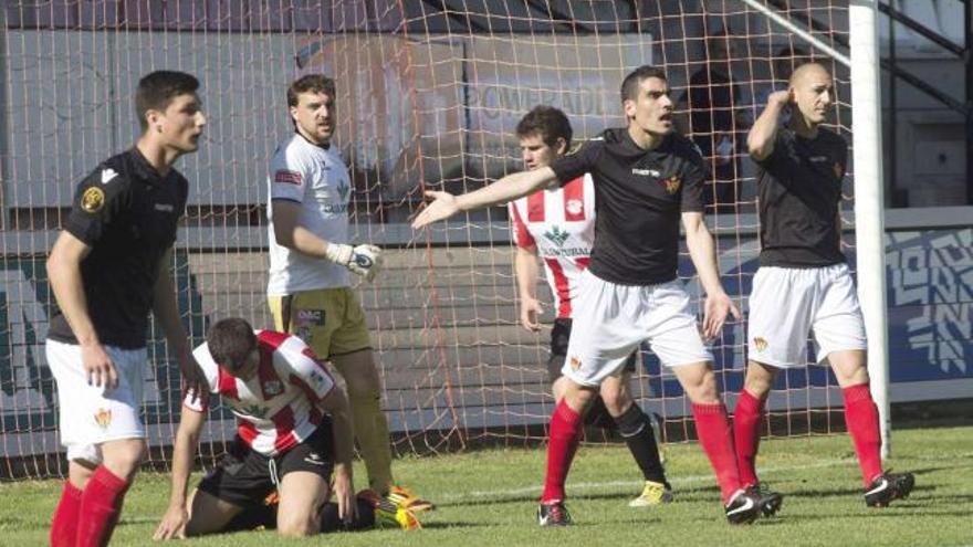 El defensa central del Ourense Daniel Portela reclama al árbitro  en el área del Zamora. // Área 11