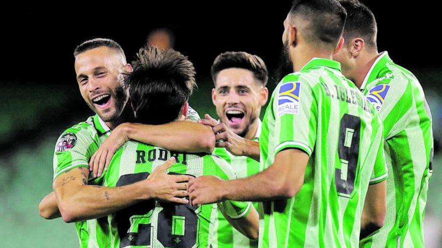 Los jugadores del Betis 
celebran un gol en el 
último amistoso ante la 
Roma. |  REAL BETIS