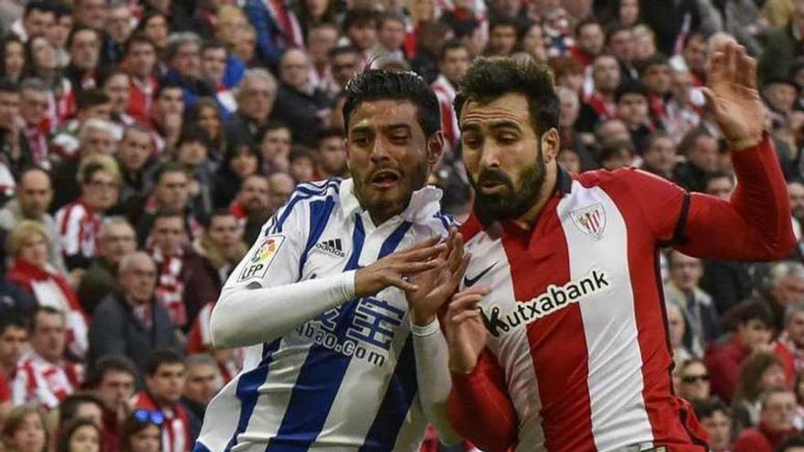 Carlos Vela (izquierda) disputa un balón a Balenziaga. // Efe