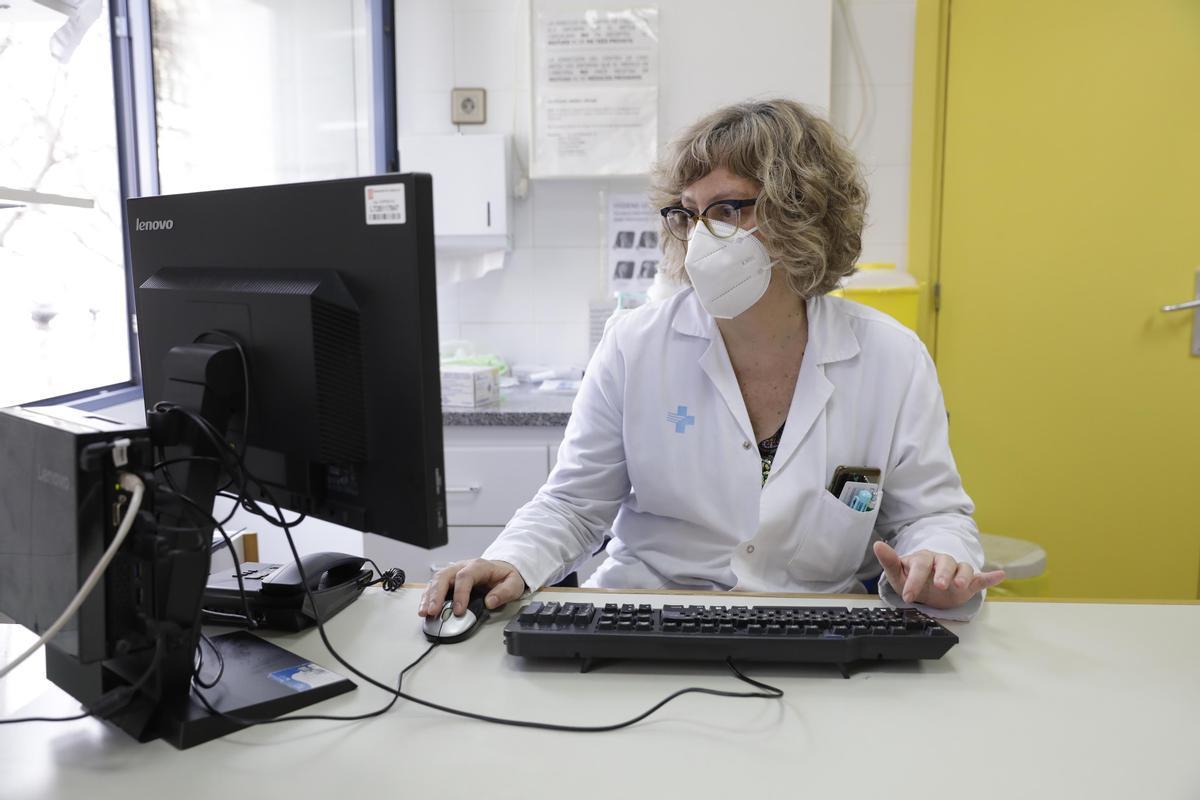 Una médica de familia, pasando consulta.