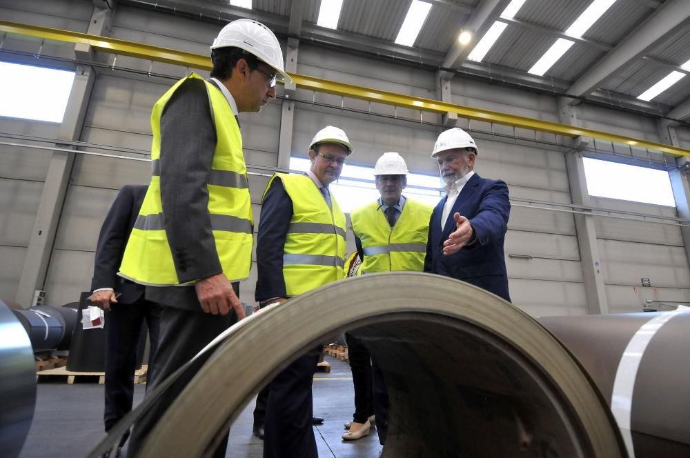 Víctor Audera y Sandra Velarde visitan la factoría de Asla en Villallana