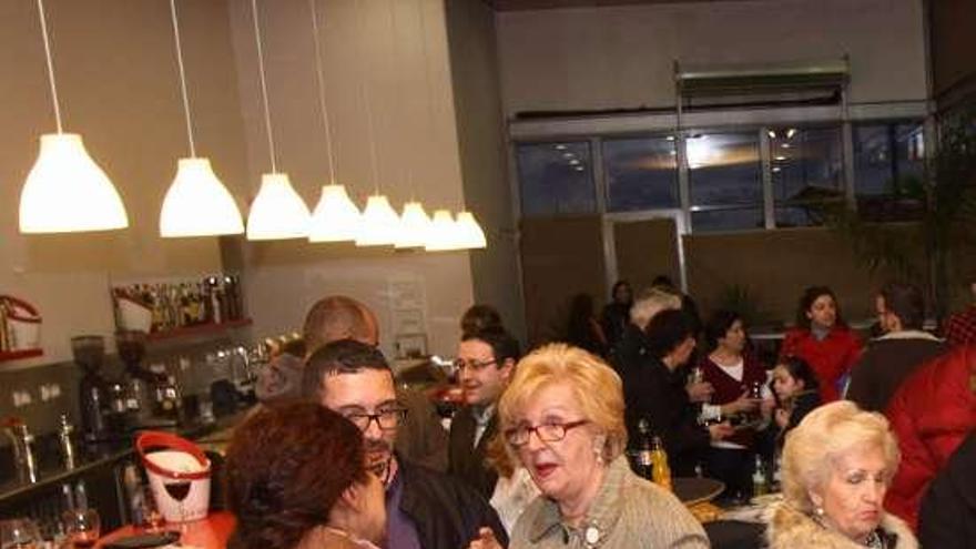 Asistentes a la reinauguración de la cafetería, ayer.  //  Muñiz