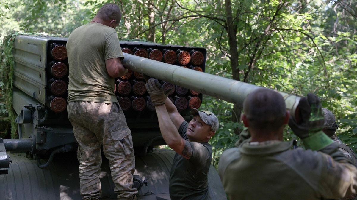 Los artilleros ucranianos cargan misiles en un lanzacohetes múltiple, cerca de Bakhmut, región de Donetsk.