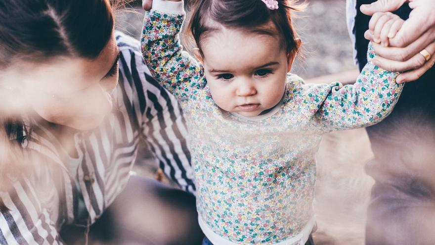 El calzado infantil minimalista aumenta la inestabilidad y las caídas en  los primeros pasos del niño