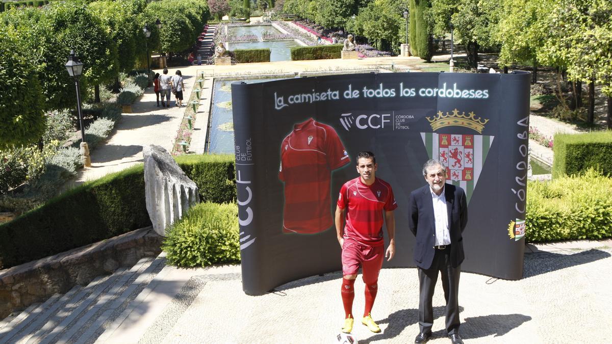 Presentación de Charles Dias en el Córdoba CF con el entonces presidente, José Miguel Salinas.