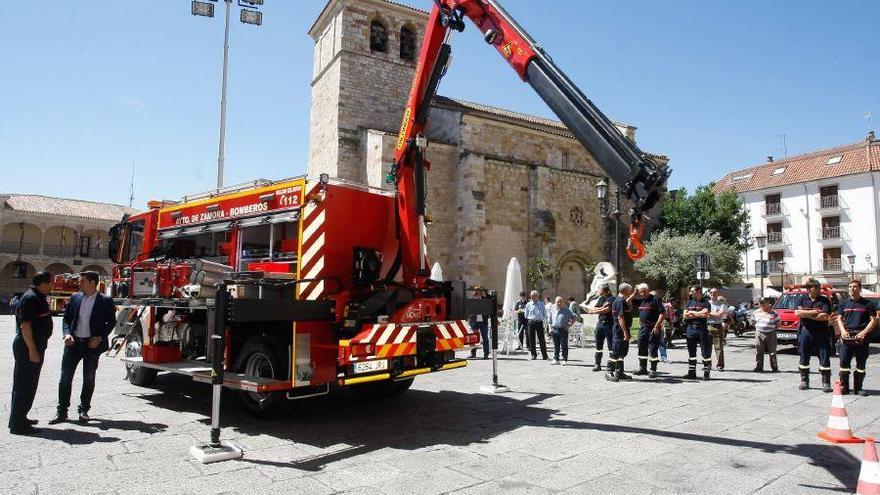 Presentación del nuevo vehículo de bomberos.