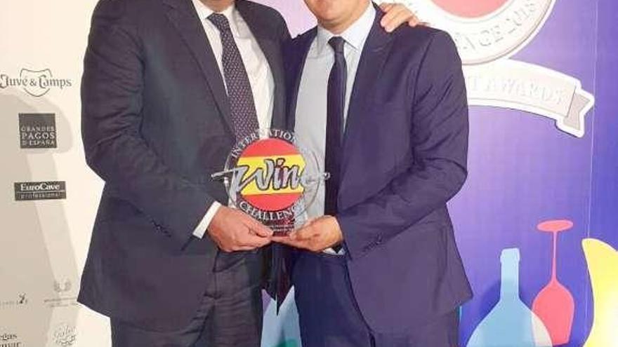 Félix Solís Ramos (izquierda) y Rodrigo Burgos, con el premio.