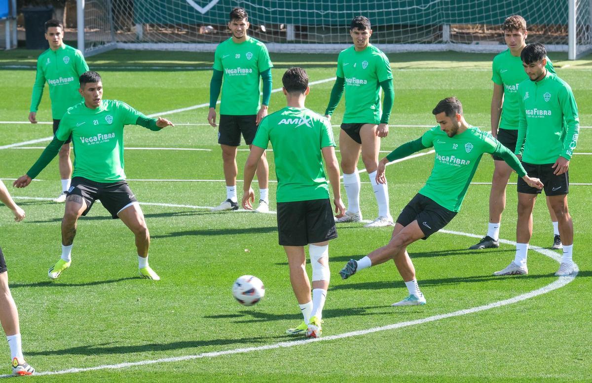 Los futbolistas franjiverdes, haciendo un rondo, al principio del entrenamiento de este miércoles