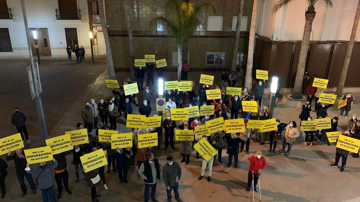 Protesta llevado a cabo por la plataforna No a la Depuradora ante el consistorio.