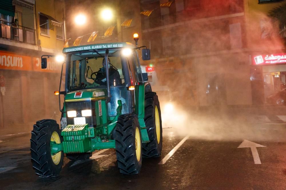 Un tractor pulveriza Mislata durante la noche