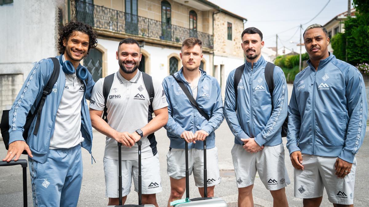 Lucão, Dennis, Machado, Deivão y Alisson posan al llegar a Noia.