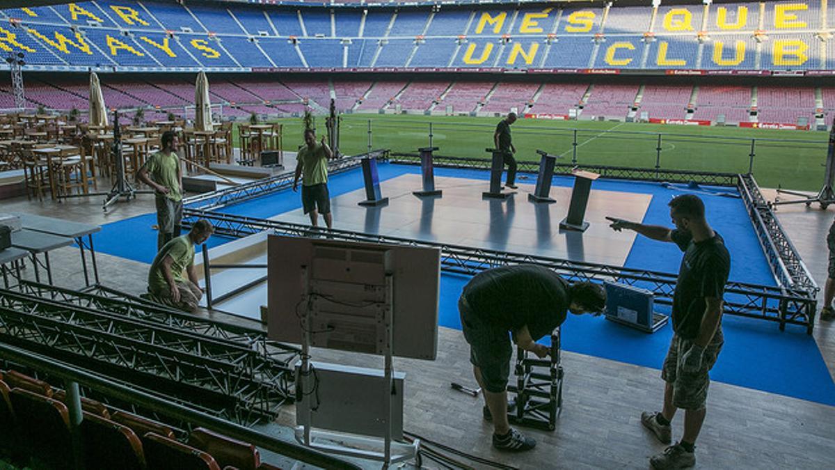 Preparativos en el Camp Nou para el debate de los cuatro candidatos a la presidencia del Barça