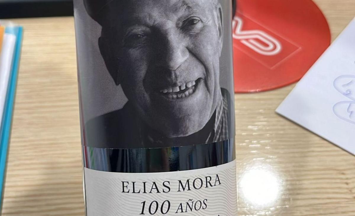 Detalle de la etiqueta del vino conmemorativo del 100º cumpleaños de Elías Mora. | Cedida