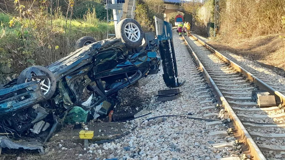 Fallece un hombre en Langreo al ser arrollado su coche por un tren en el paso a nivel sin barrera del Ponticu: "Tuvo que ser un despiste"
