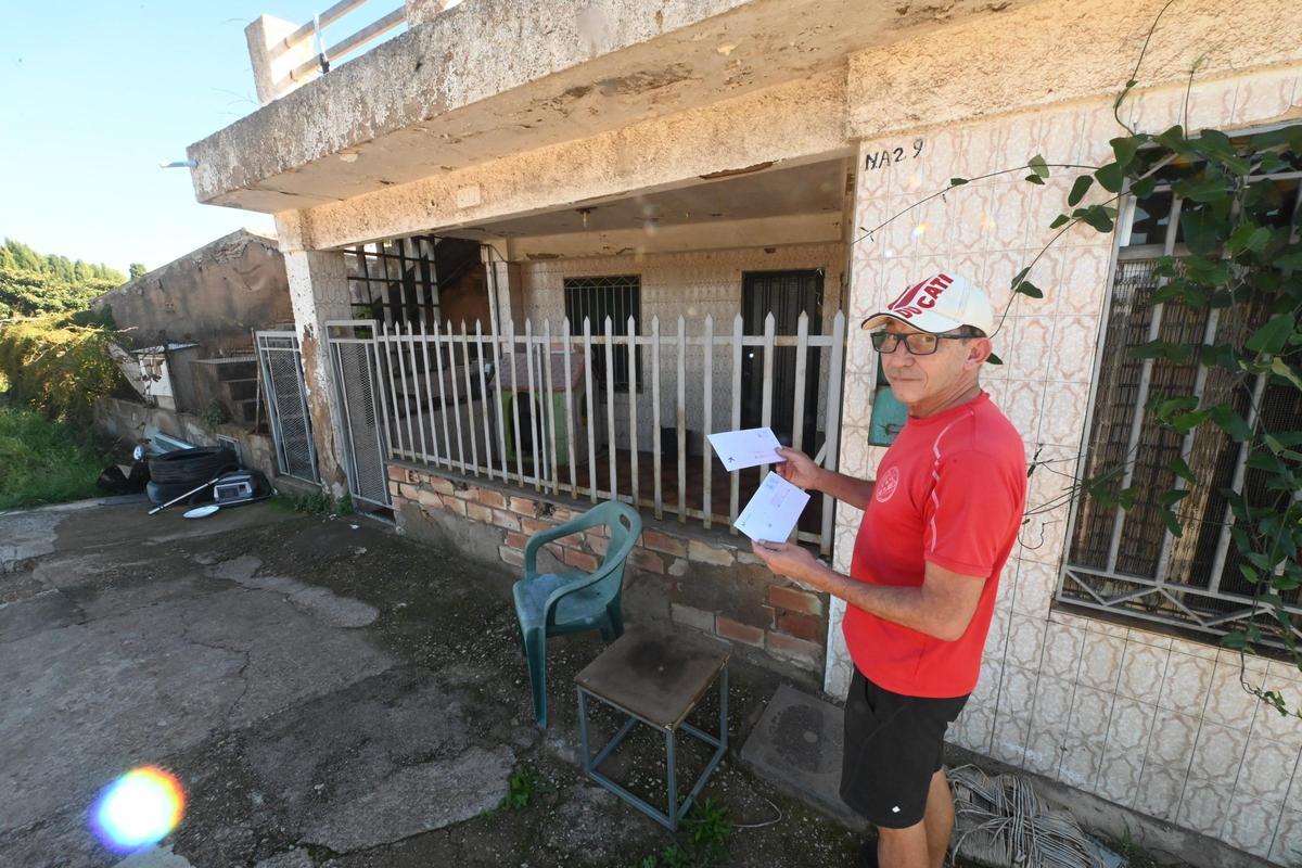 Manuel Fernánez posa ante la finca que le expropiaron para construir la ronda oeste de Castelló.