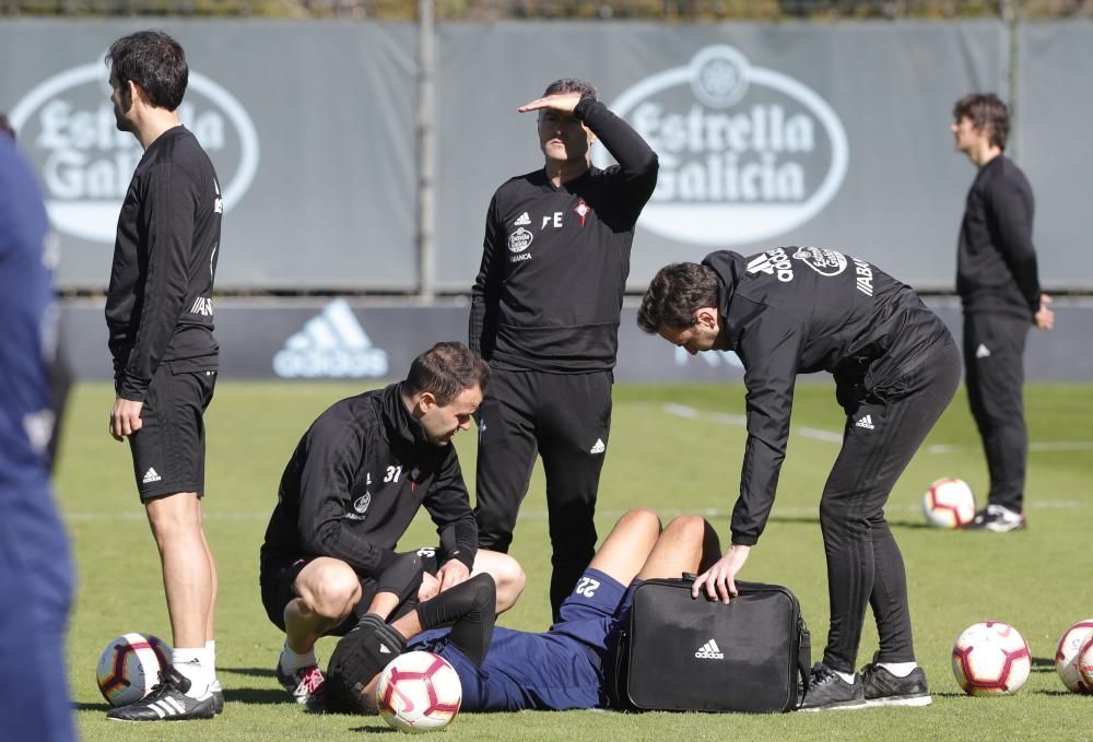 Los jugadores del Celta, durante el entrenamiento de este lunes en A Madroa