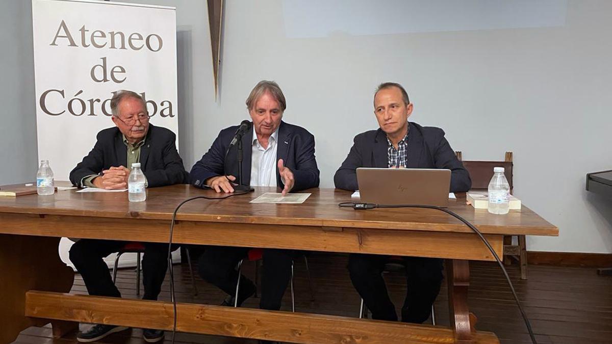 Antonio Barragán Moriana, José Luis García Clavero y Francisco Expósito, durante la conferencia.