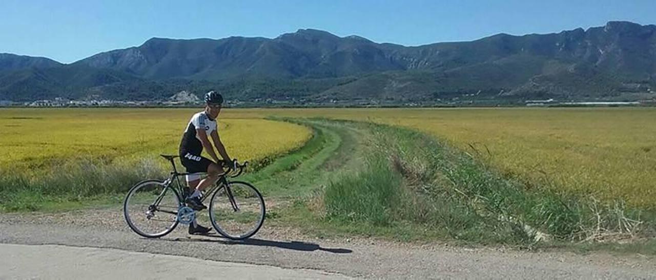 Tono Chamorro posa con su bicicleta en uno de los tramos que comprenden la ruta de la Orden de Montesa.