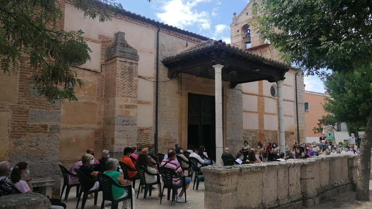 Toresanos siguen la misa de fiesta desde el atrio de la ermita de la Patrona