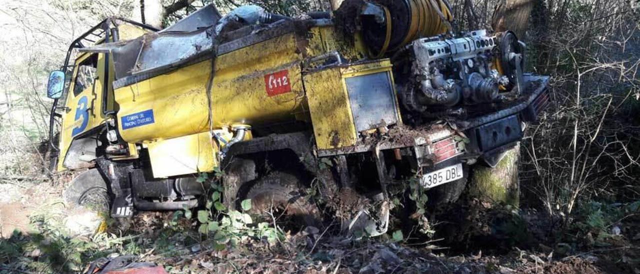 El camión accidentado en las proximidades de Cerecedo del Monte (Tineo).