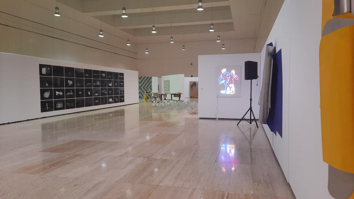 Imagen de la exposición con las obras de Juan Carlos Nadal  a la derecha