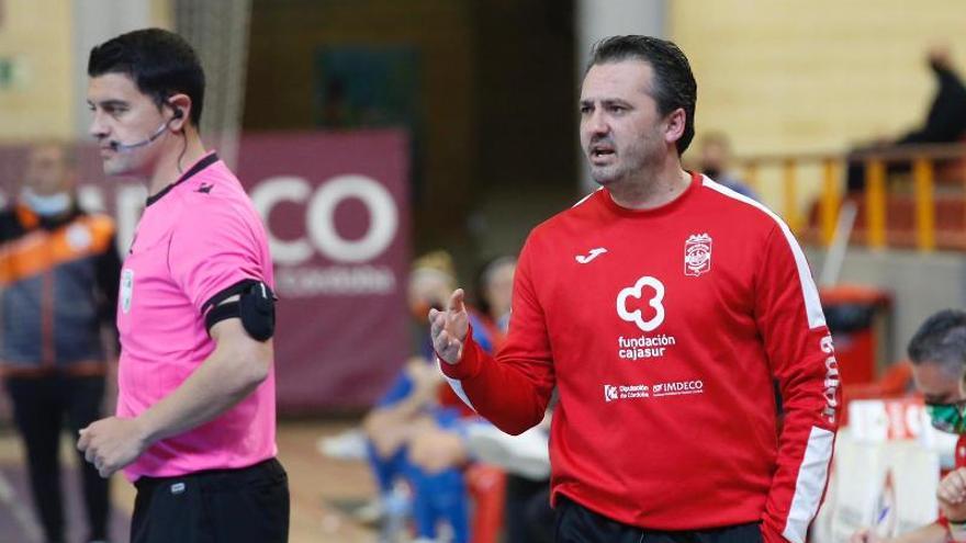 El entrenador del Cajasur Deportivo, Juanma Cubero, a la izquierda, da instrucciones en un partido.