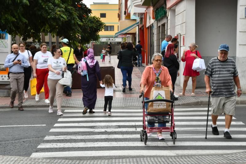 14/02/2020 VECINDARIO. SANTA LUCIA DE TIRAJANA.  Avenida de Canarias, vecinos caminado en día de calima.  Fotógrafa: YAIZA SOCORRO.  | 14/02/2020 | Fotógrafo: Yaiza Socorro