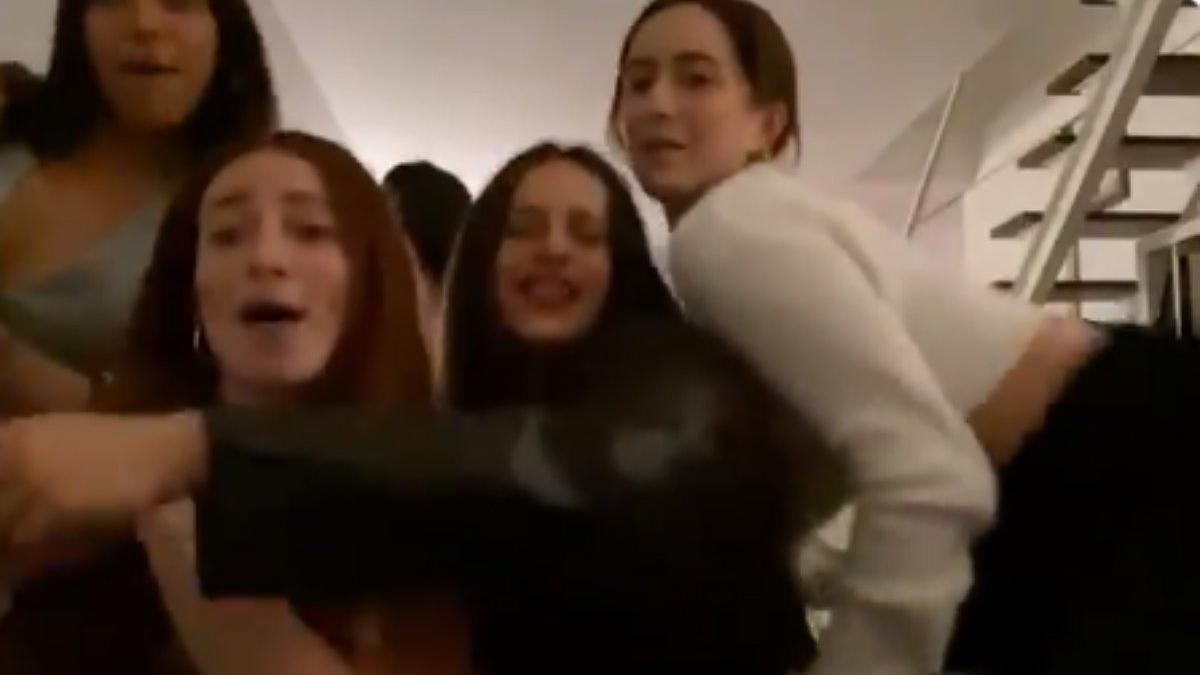 Rosalía, con sus círculo más íntimo de amigas, celebró el Fin de Año cantando 'El burrito sabanero'.