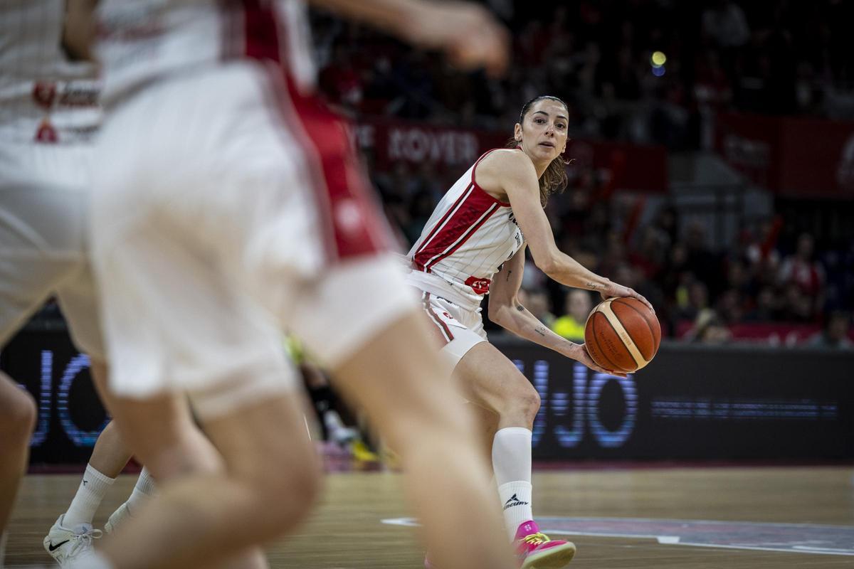 Mariona busca una línea de pase en el duelo ante el Praga