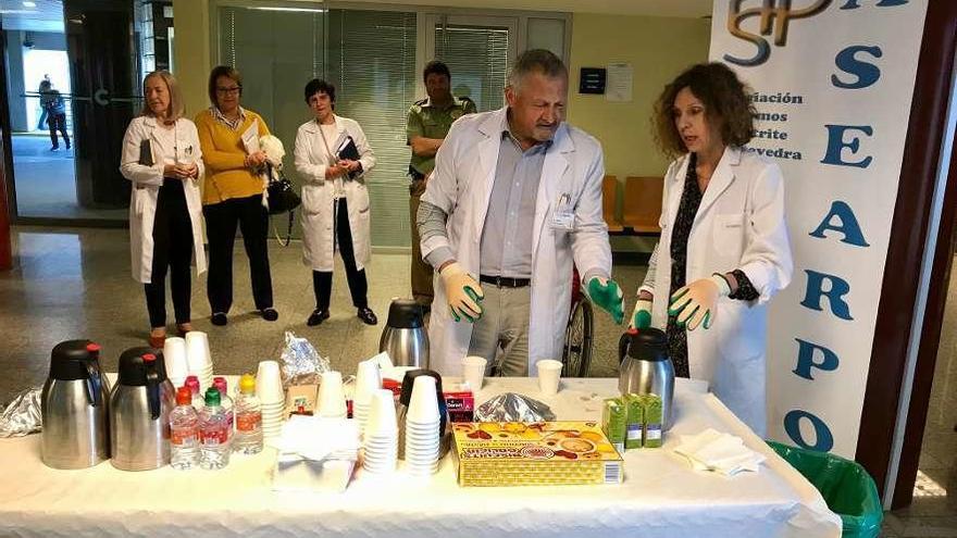 Asearpo ofreció un par de guantes para experimentar los síntomas de la artritis. // FdV