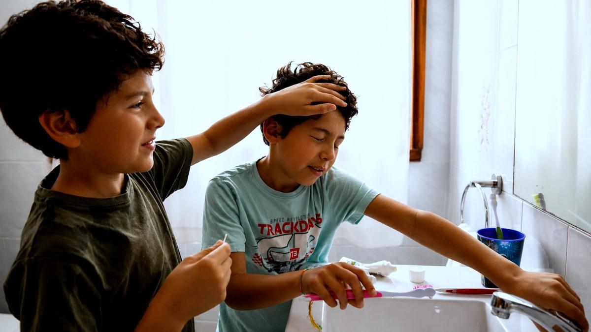 Los hermanos jugando mientras se cepillan los dientes