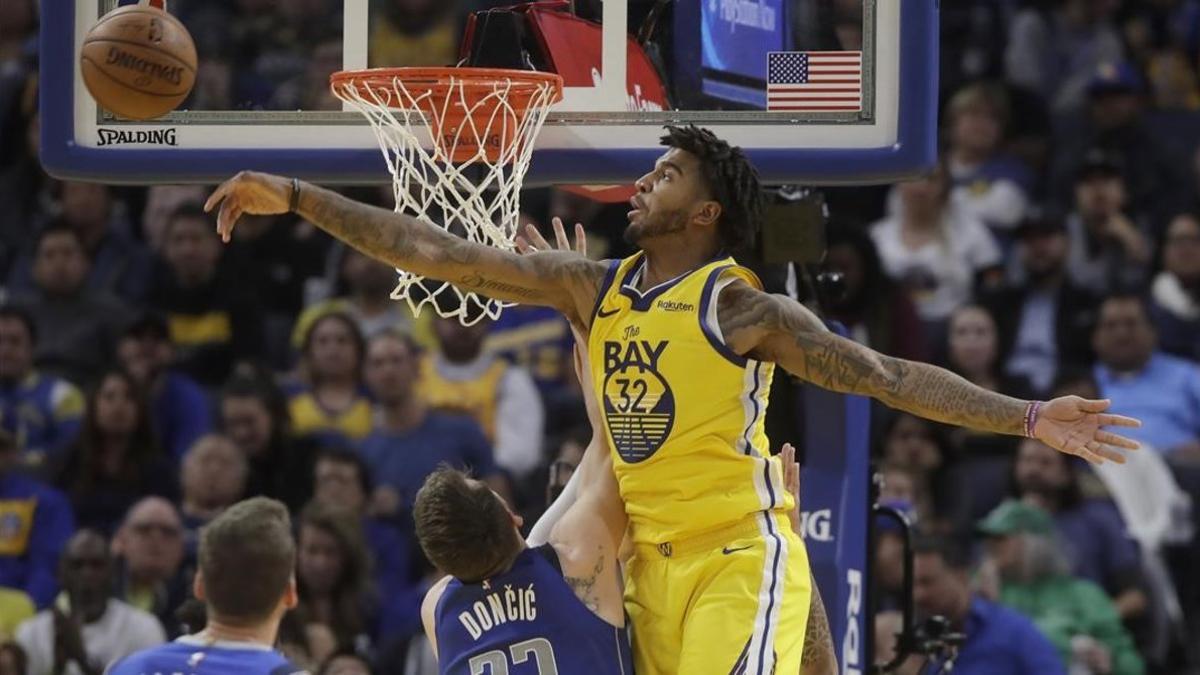 Marquese Chriss (Warriors) bloquea un tiro de Luka Doncic (Mavericks).