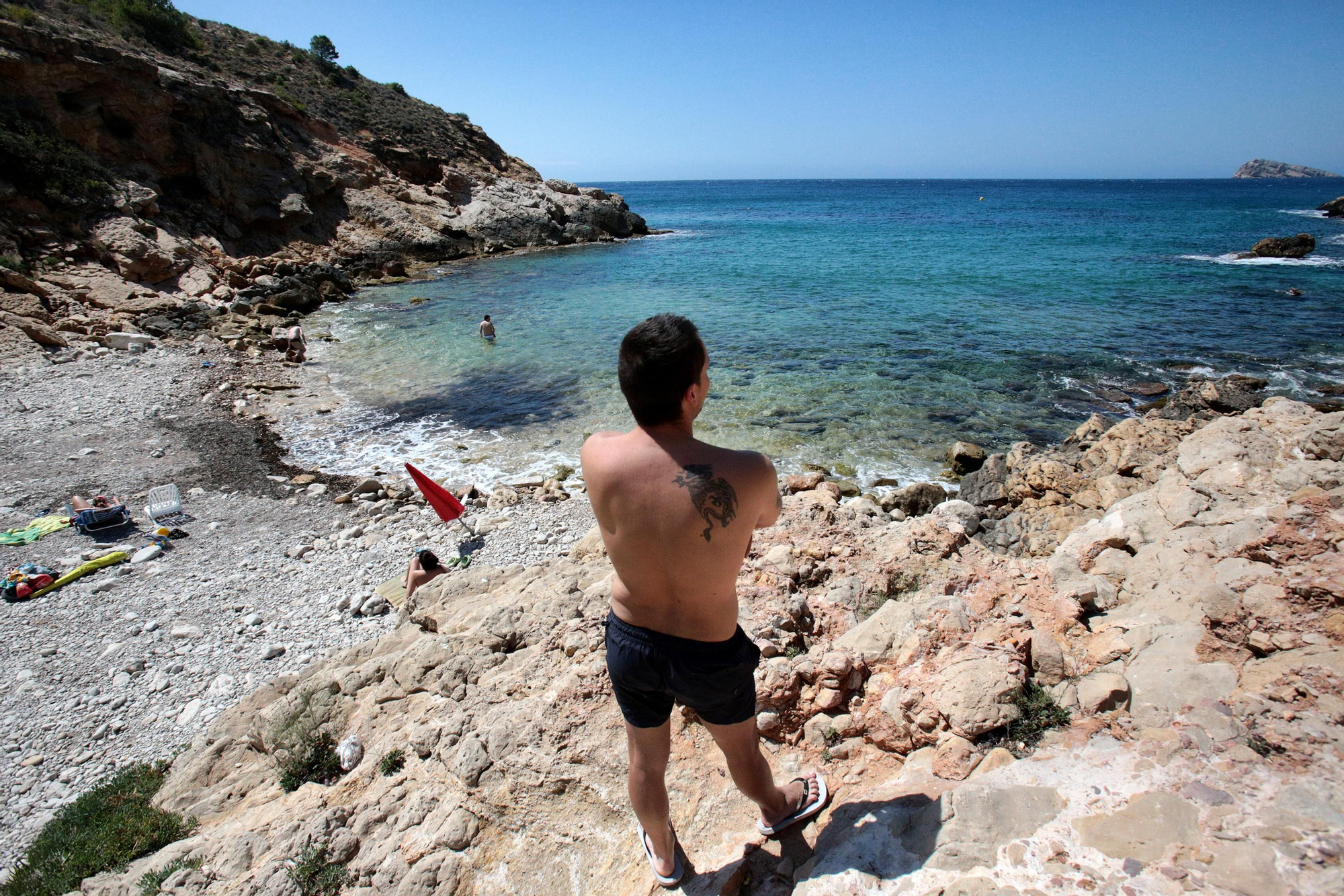 En la costa norte de Benidorm y en los pies de la Serra Gelada se encuentra también una pequeña cala llamada Tio Ximo.